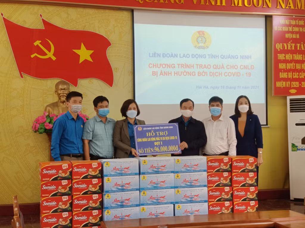LĐLĐ tỉnh trao hỗ trợ cho CNLĐ huyện Hải Hà bị ảnh hưởng bởi đại dịch.