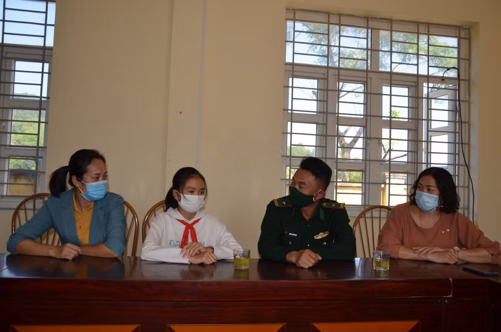 Lãnh đạo Đồn BP Ngọc Vừng đến hỏi thăm, động viên cháu Nguyễn Thị Ly, SN 2009, học sinh lớp 7, Trường THCS Ngọc Vừng 