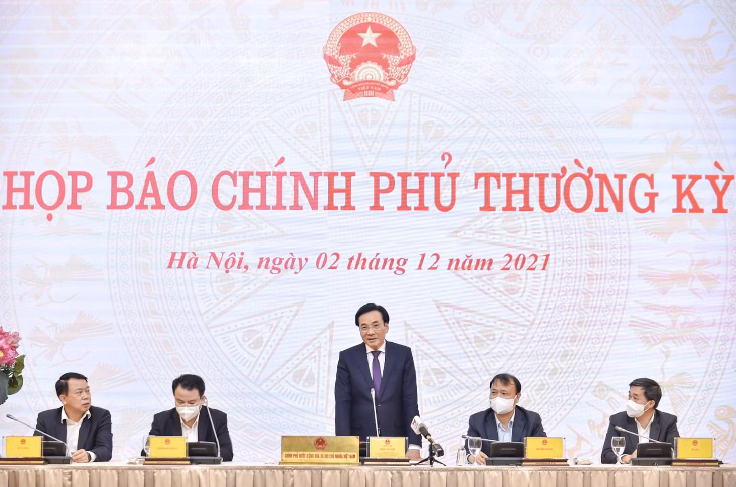 Bộ trưởng, Chủ nhiệm VPCP Trần Văn Sơn, Người phát ngôn của Chính phủ, chủ trì họp báo. Ảnh: VGP/Nhật Bắc