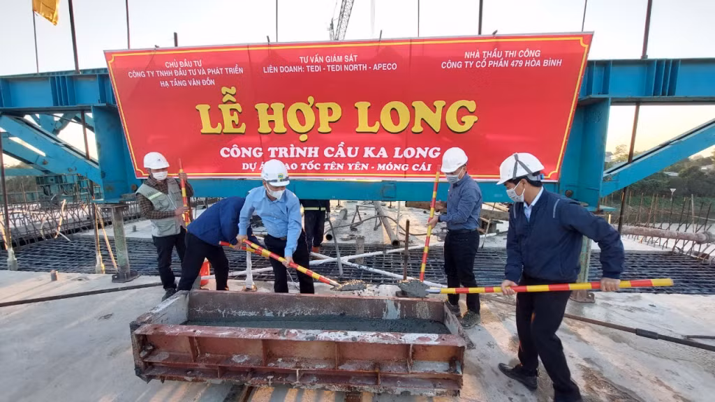 Đồng chí Hồ Quang Huy, Chủ tịch UBND TP Móng Cái cùng đại diện Chủ đầu tư, nhà thầu thi công, tư vấn giám sát thực hiện nghi thức hợp long cầu Ka Long 2.