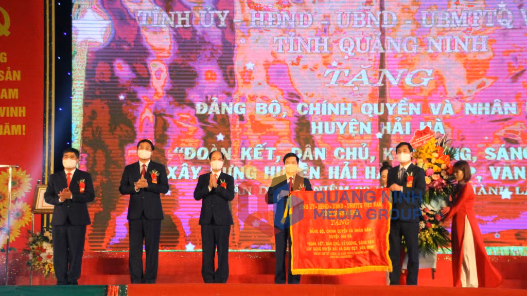 Đồng chí Phó Bí thư Tỉnh ủy, Chủ tịch UBND tỉnh trao bức trướng của Tỉnh ủy, HĐND, UBND, Ủy ban MTTQ tỉnh trao tặng huyện Hải Hà (12-2021). Ảnh Hữu Việt