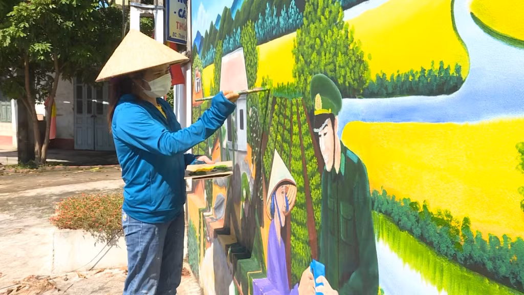 Người dân xã Đông Hải, huyện Tiên Yên vẽ tranh tường tạo cảnh quan khang trang.