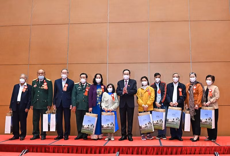 Phó Chủ tịch Thường trực Quốc hội Trần Thanh Mẫn với các đại biểu tại buổi gặp mặt. (Ảnh: Duy Linh)