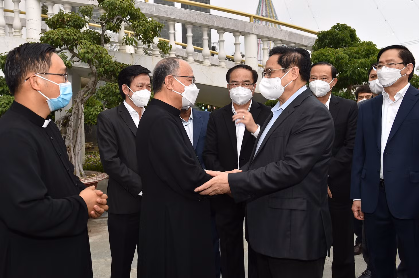 Thủ tướng đề nghị linh mục vận động bà con giáo dân nói riêng và người dân nói chung tích cực tiêm vaccine, thực hiện nghiêm các biện pháp phòng chống dịch. Ảnh VGP/Nhật Bắc