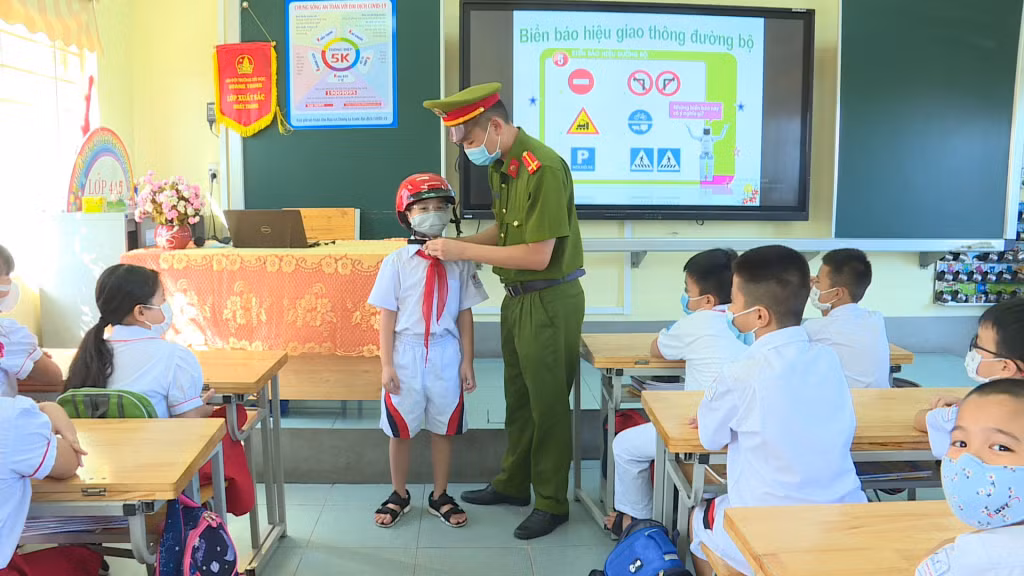 Công an TP Hạ Long hướng dẫn các em học sinh Trường Tiểu học Quang Trung (TP Hạ Long) phương pháp đội MBH đúng cách.