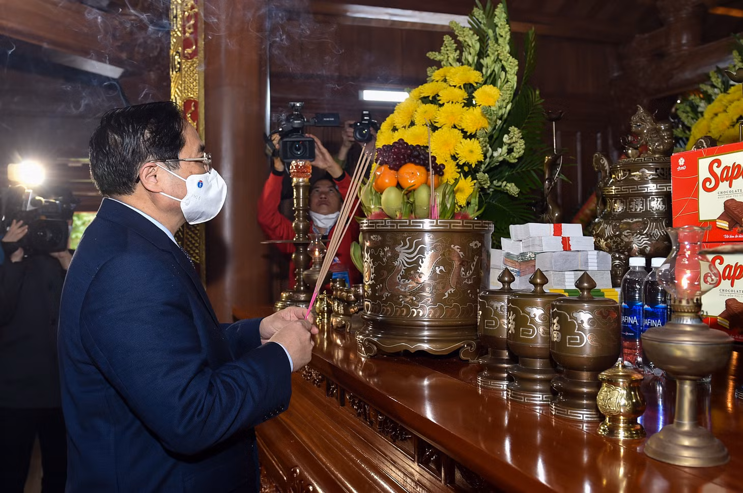 Thủ tướng Phạm Minh Chính và đoàn công tác đã dự lễ viếng, dâng hương, dâng hoa tại Đền thờ Chủ tịch Hồ Chí Minh và các anh hùng, liệt sĩ tỉnh Quảng Bình, tại quảng trường Hồ Chí Minh ở đường Hùng Vương, TP. Đồng Hới. Ảnh: VGP/Nhật Bắc