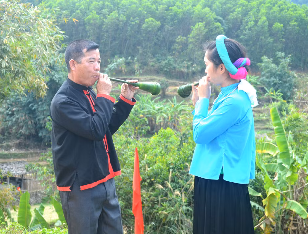 Ngày tết, người Sán Chỉ xã Đại Dực, huyện Tiên Yên thường hẹn hò nhau lên đồi Tình ở xã để cùng hát Soóng cọ