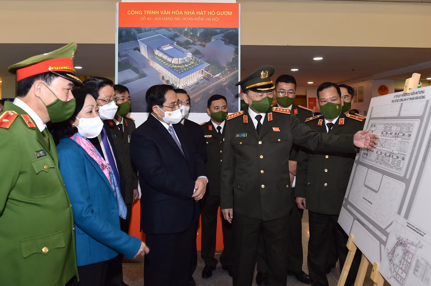 Thủ tướng Phạm Minh Chính và các đồng chí lãnh đạo Đảng, Nhà nước nghe Bộ trưởng Công an Tô Lâm giới thiệu về dự án công trình văn hóa Nhà hát Hồ Gươm - Ảnh: VGP/Nhật Bắc