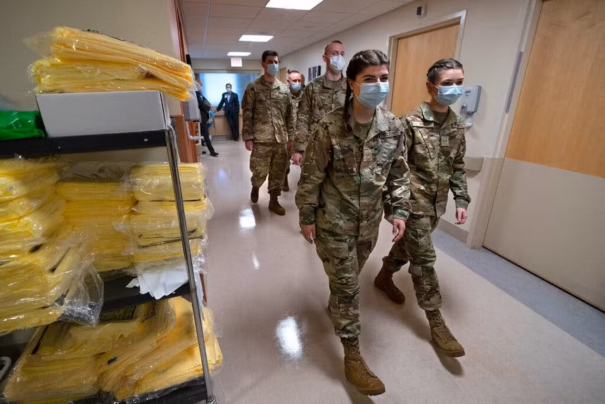 Lực lượng Vệ binh Quốc gia đến hỗ trợ tại Trung tâm Y tế Central Maine, Lewiston, Maine, trước sự gia tăng nhanh chóng của dịch Covid-19. Ảnh: New York Times.