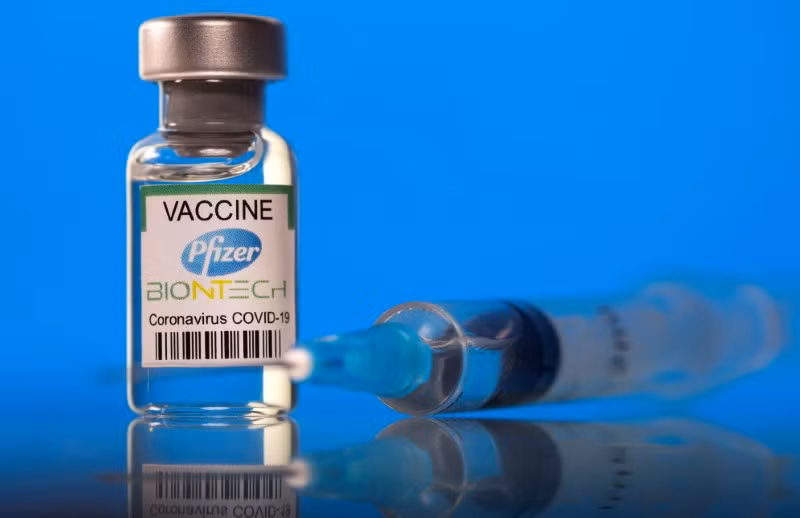 Nghiên cứu từ Nam Phi cho thấy biến chủng Omicron làm giảm hiệu quả miễn dịch do vaccine Pfizer/BioNTech tạo ra. Ảnh: Reuters.