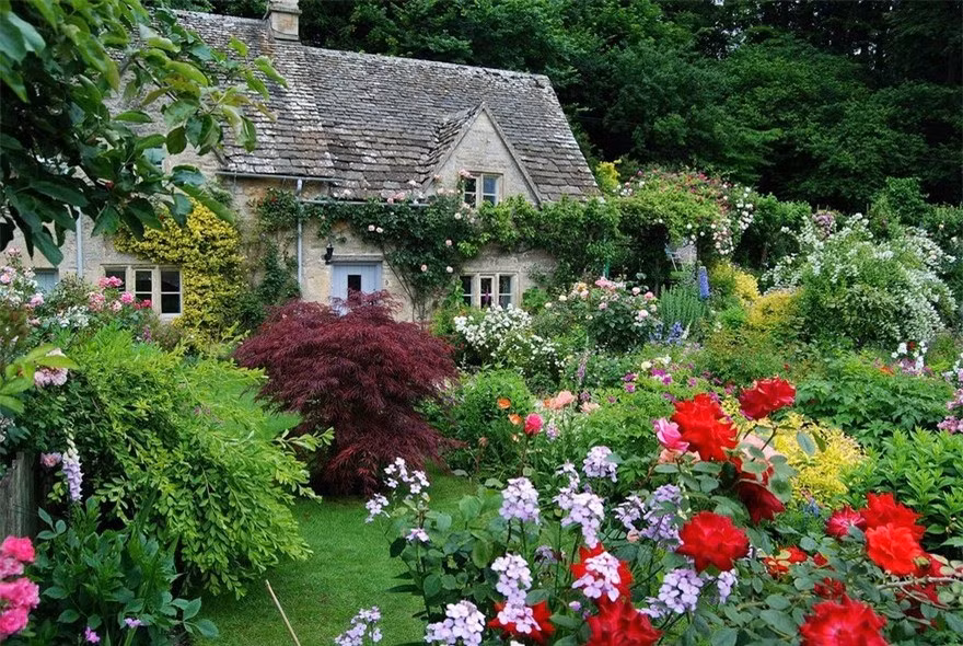 Bibury không chỉ là một địa điểm nổi tiếng đối với khách du lịch mà đây còn là bối cảnh quay phim nổi tiếng. Bibury từng là bối cảnh cho các bộ phim bom tấn như Stardust và Bridget Jones's Diary.