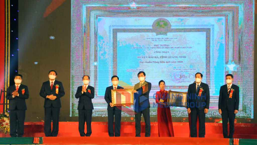 Thừa ủy quyền Thủ tướng Chính phủ, Chủ tịch UBND tỉnh Nguyễn Tường Văn trao Bằng công nhận của Thủ tướng Chính phủ công nhận huyện Hải Hà đạt huyện nông thôn mới năm 2020 (12-2021). Ảnh Hữu Việt