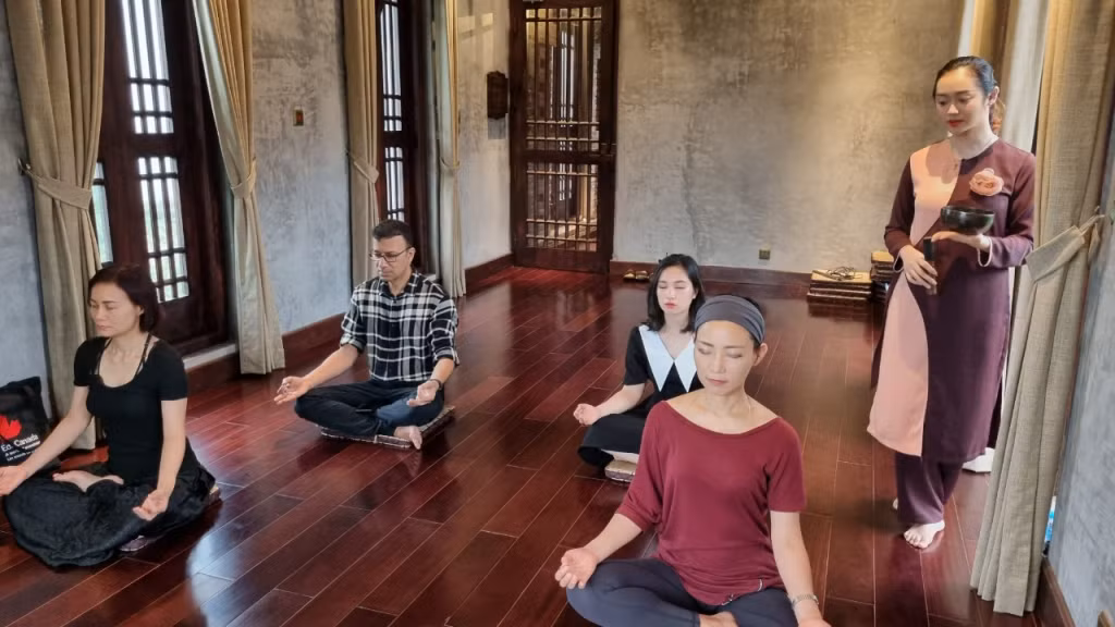 Du khách tham gia khoá thiền chuông tại Legacy Yên Tử.