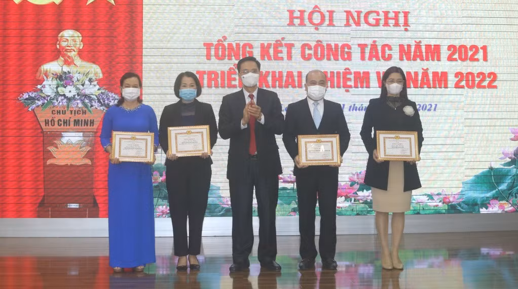 Đồng chí Nguyễn Mạnh Cường, Bí thư Đảng ủy Khối các cơ quan tỉnh, tặng giấy khen cho các chi bộ, đảng viên hoàn thành xuất sắc nhiệm vụ giai đoạn 2017-2021.