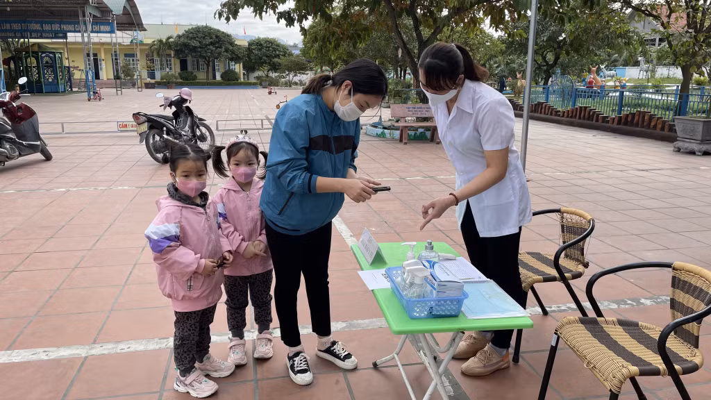 Phụ huynh quét mã QR khi đưa trẻ đến trường. Ảnh chụp tại Trường Mầm non Kim Sơn, TX Đông Triều, ngày 24/11.