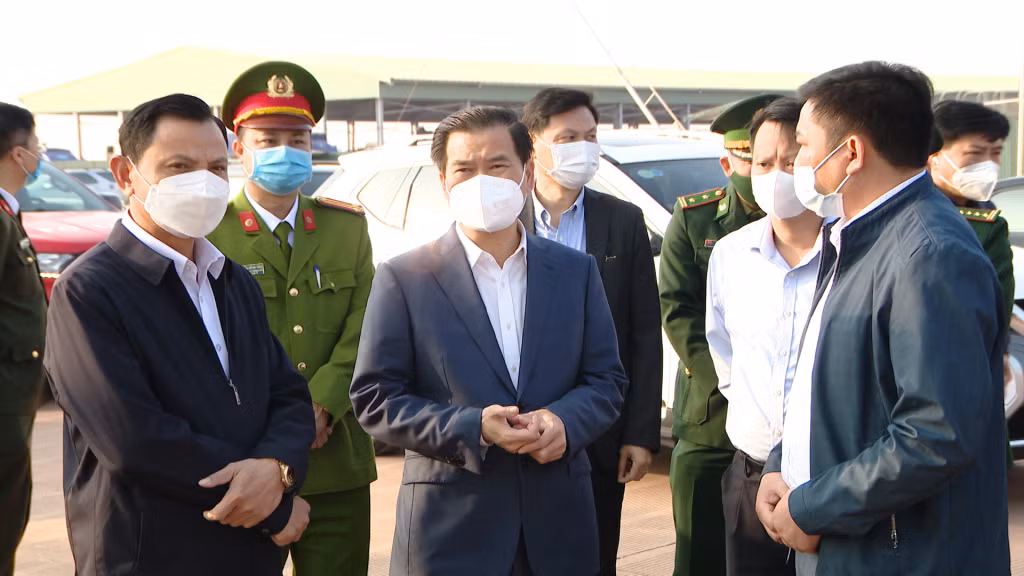 Đồng chí Bùi Văn Khắng, Phó Chủ tịch UBND tỉnh kiểm tra hoạt động xuất nhập khẩu tại các cửa khẩu, lối mở tại thành phố Móng Cái