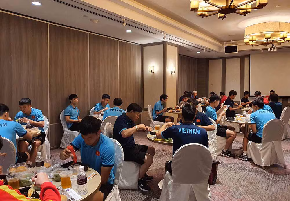 Tuyển Việt Nam phải dùng cơm hộp