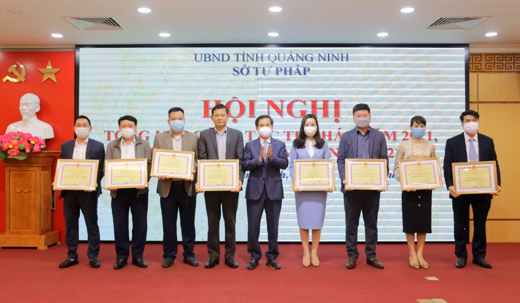 Nhiều tập thể, cá nhân có thành tích xuất sắc trong hoạt động chuyên môn ngành Tư pháp năm 2021 được tuyên dương, khen thưởng.