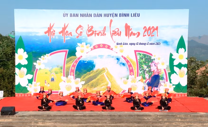 Các tiết mục văn nghệ chào mừng du khách đến với Hội hoa sở Bình Liêu năm 2021...