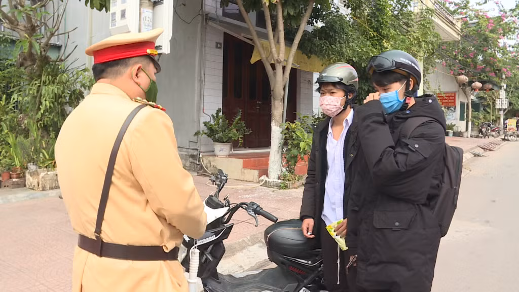 Công an huyện Tiên Yên kiểm tra hành chính người điều khiển xe máy điện tham gia giao thông.