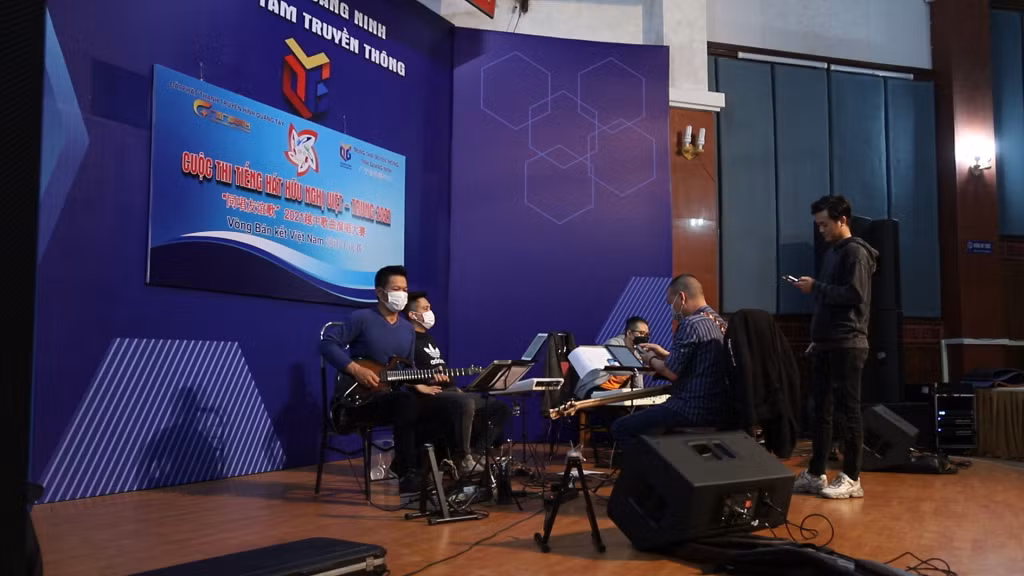 Thí sinh tập luyện các bài hát cùng ban nhạc Hạ Long Band