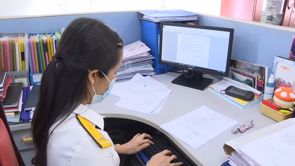 Cán bộ Chi cục Thuế TX Đông Triều rà soát, phân loại người nộp thuế.