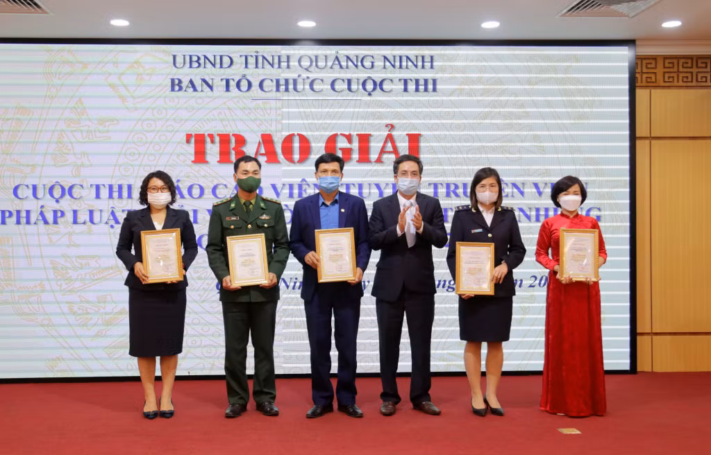 Sở Tư pháp tỉnh trao giải cuộc thi Báo cáo viên, tuyên truyền viên pháp luật giỏi về phòng, chống tham nhũng tỉnh Quảng Ninh năm 2021.