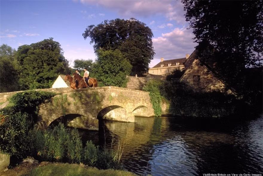 Khi ở Bibury, hãy nhớ ghé qua Nhà thờ St. Mary để ngắm nhìn những ô cửa kính màu tuyệt đẹp của nó.