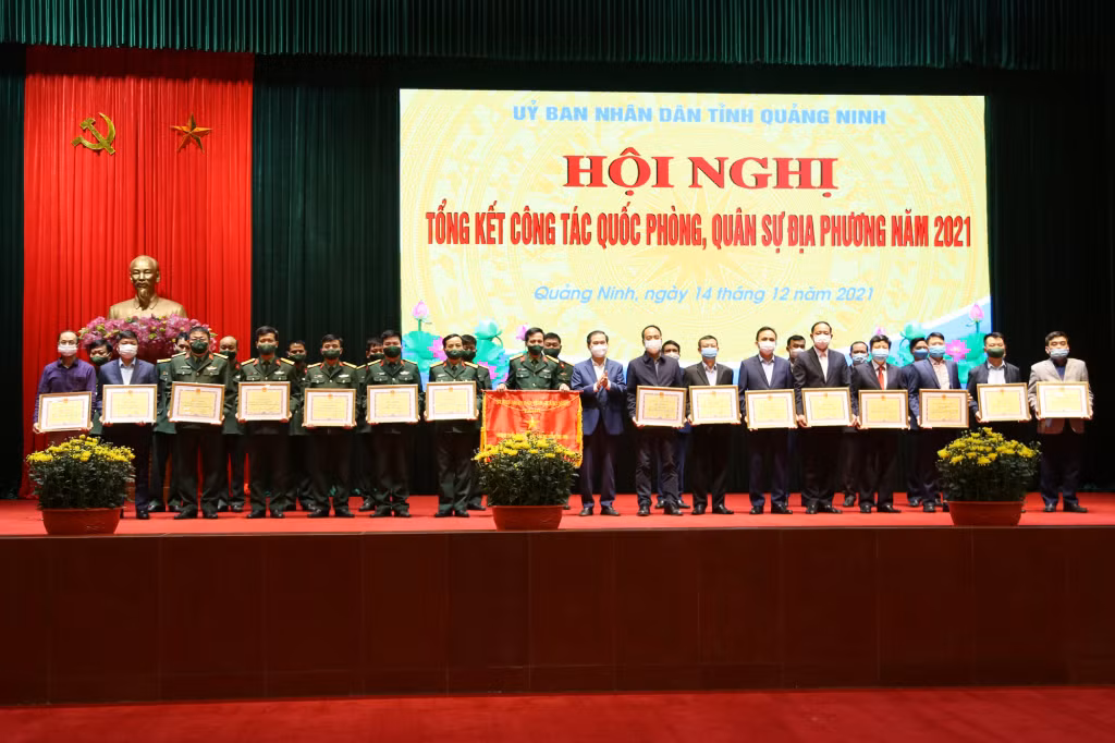 Nhiều tập thể, cá nhân có thành tích xuất sắc trong công tác QP, QS địa phương năm 2021 được UBND tỉnh Quảng Ninh khen thưởng.