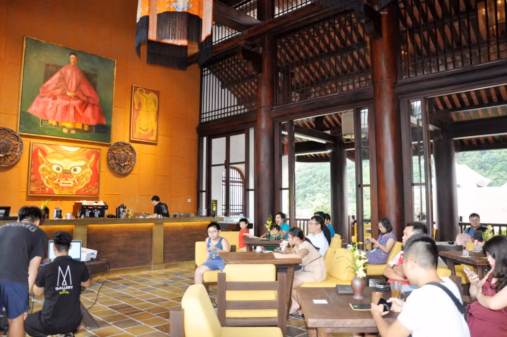 Du khách trải nghiệm dịch vụ tại Legacy Yên Tử.