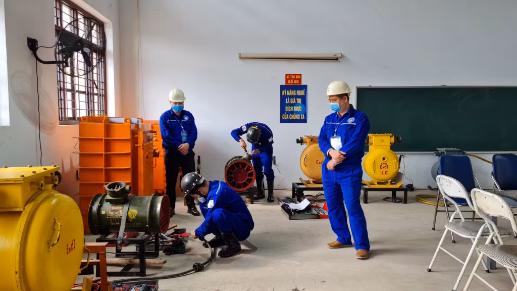 Các thí sinh tham gia thi nghề kỹ thuật cơ điện mỏ hầm lò.