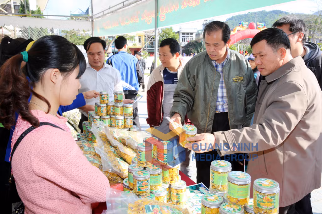 Người dân và du khách tham quan, mua sắm sản phẩm trà hoa vàng được trưng bày tại lễ hội (1-2016). Ảnh: Đỗ Phương