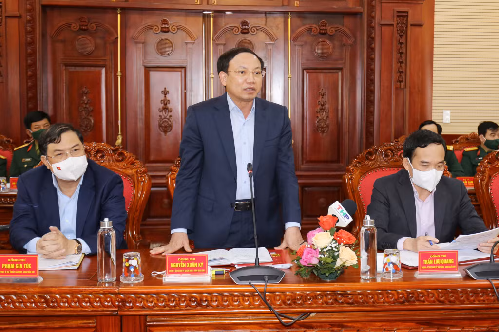 Đồng chí Nguyễn Xuân Ký, Ủy viên Trung ương Đảng, Bí thư Tỉnh ủy, Chủ tịch HĐND tỉnh, Bí Thư Đảng ủy Quân sự tỉnh Quảng Ninh, phát biểu tại hội nghị.