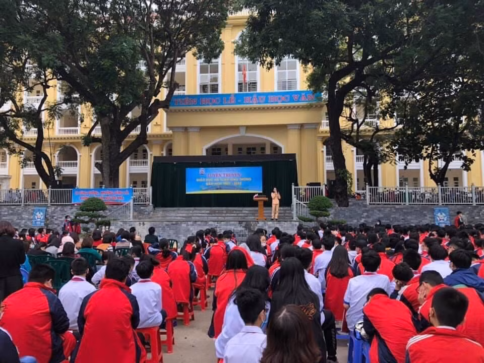 Một buổi tuyên truyền về ATGT tại Trường THPT Hòn Gai (TP Hạ Long).