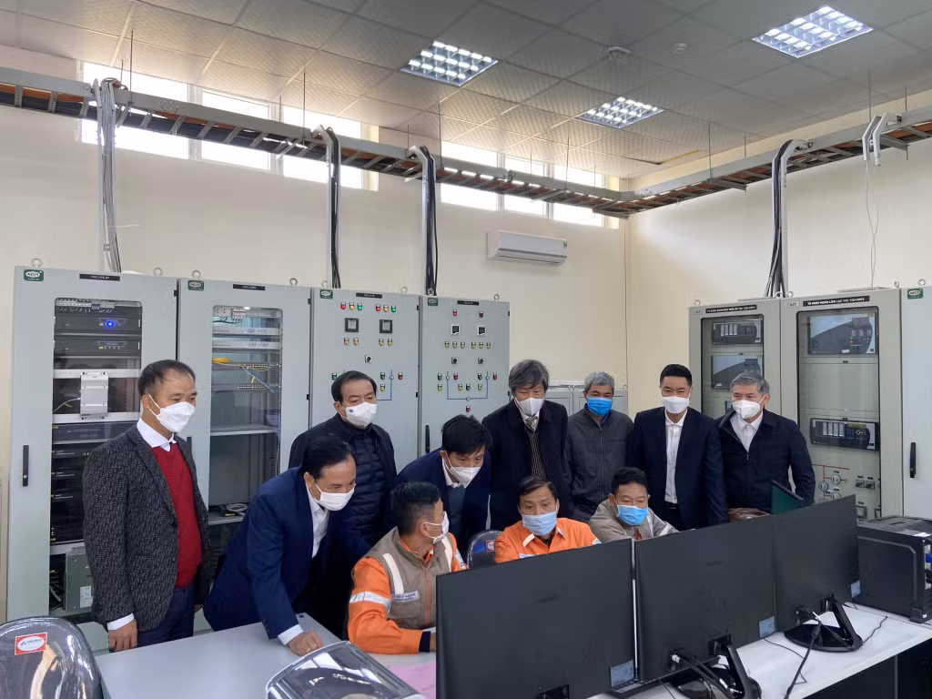 Đại diện các đơn vị liên quan kiểm tra thiết bị thông qua màn hình điều khiển xa.