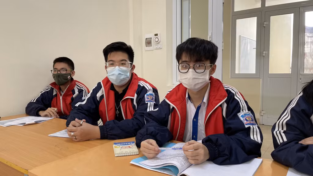 Minh Long cùng các bạn ôn luyện đội tuyển tiếng Pháp.