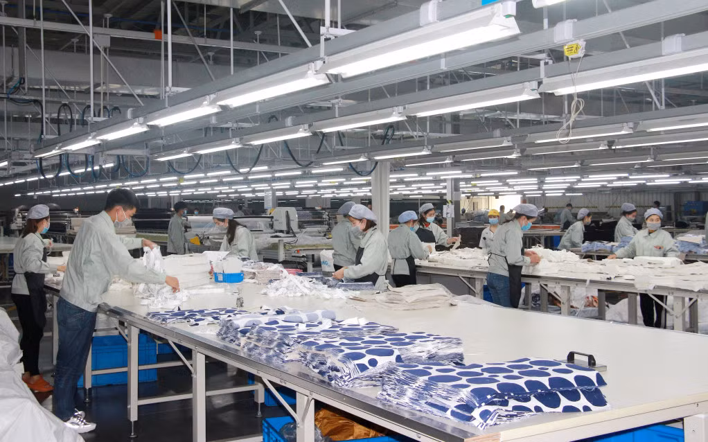 Công nhân Công ty TNHH May mặc Hoa Lợi Đạt (Khu công nghiệp Cảng biển Hải Hà) trong giờ sản xuất.