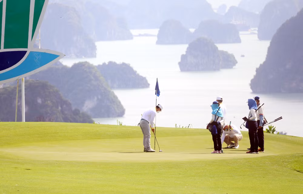 Sân golf FLC Hạ Long thu hút du khách.