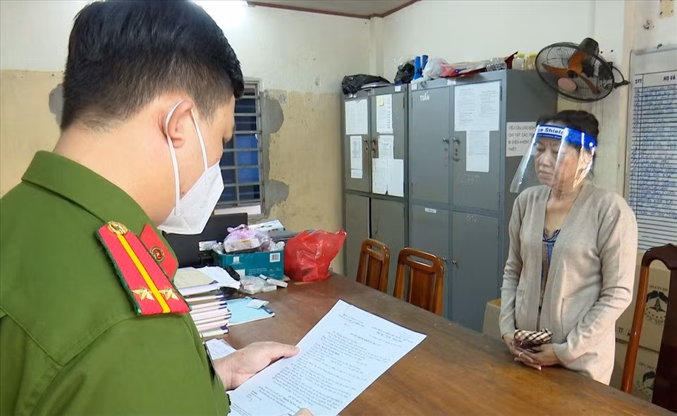 Đọc lệnh khởi tố tội danh rửa tiền đối với trùm buôn lậu Mười Tường. Ảnh: NT