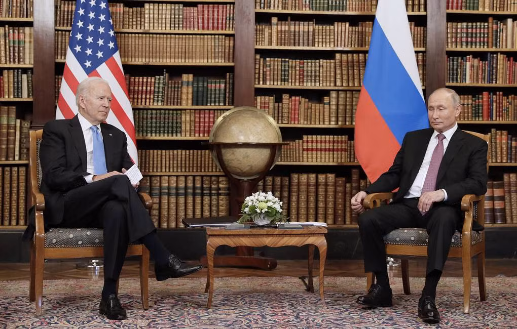 Tổng thống Mỹ Joe Biden (trái) và Tổng thống Nga Vladimir Putin tại cuộc gặp ở Geneva, Thụy Sĩ hồi tháng 6 vừa qua. Ảnh: TASS