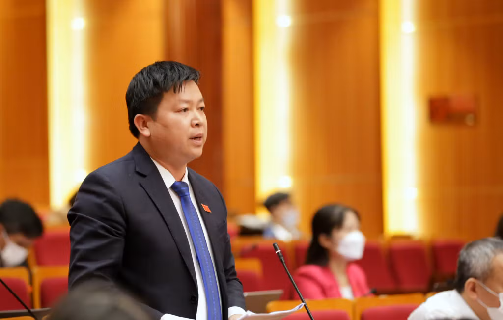 Đại biểu Đào Biên Thùy, Tổ đại biểu huyện Đầm Hà chất vấn thêm Giám đốc Sở Nội vụ tỉnh về vấn đề biên chế.