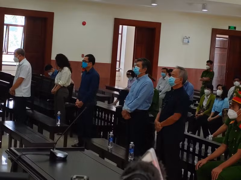 Các bị cáo đang nghe tuyên án.