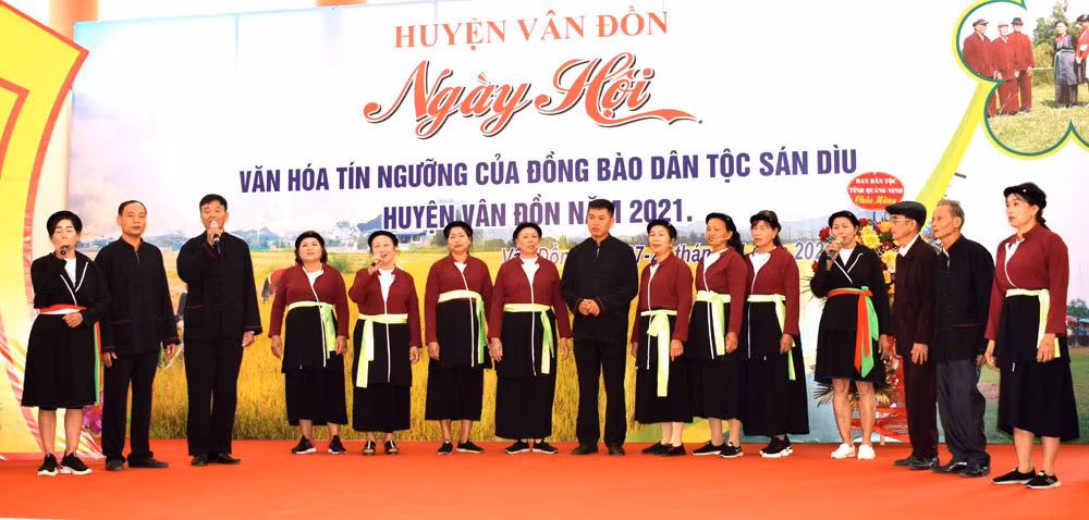 Các nghệ nhân dân gian Việt Nam và các thành viên CLB Hát Soọng cô xã Bình Dân hát giao duyên tại 