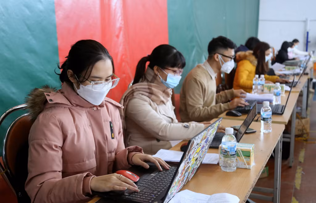Lực lượng tình nguyện viên phối hợp với ngành Y tế cập nhật kết quả tiêm chủng mũi tăng cường vắc-xin phòng Covid-19 lên Hệ thống dữ liệu tiêm chủng quốc gia.