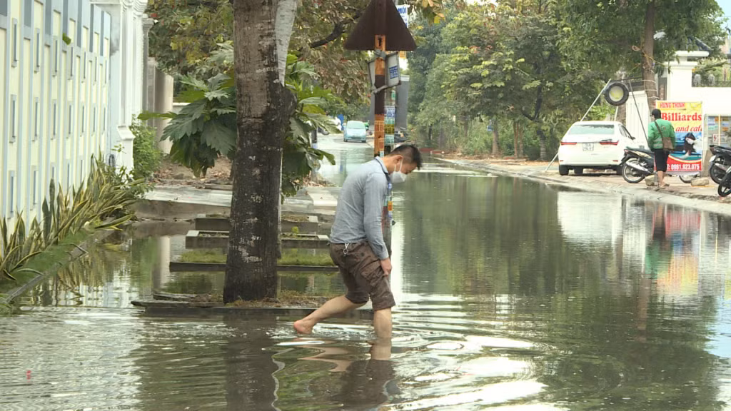 Nhiều tuyến đường bị ngập gây khó khăn cho sinh hoạt của người dân.