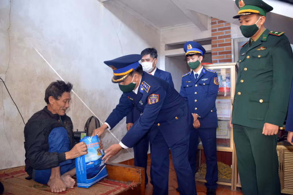 Thượng tá Nguyễn Văn Hiển trao tặng quà cho gia đình ông Hoàng Văn Kế tại thôn Cái Tó, xã Đường Hoa, huyện Hải Hà.