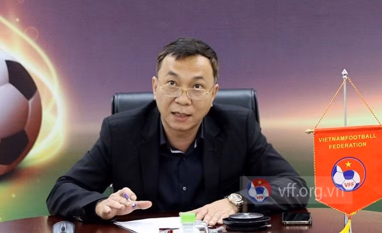Phó chủ tịch thường trực VFF Trần Quốc Tuấn trao đổi với lãnh đạo AFF sáng nay sau trận thua của tuyển Việt Nam trước Thái Lan. Ảnh: VFF.