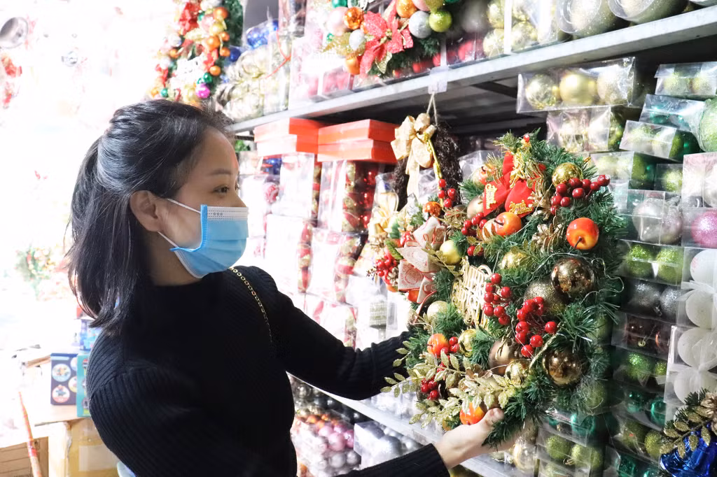 Người dân lựa chọn cho mình những vật dụng trang trí Noel cho gia đình.