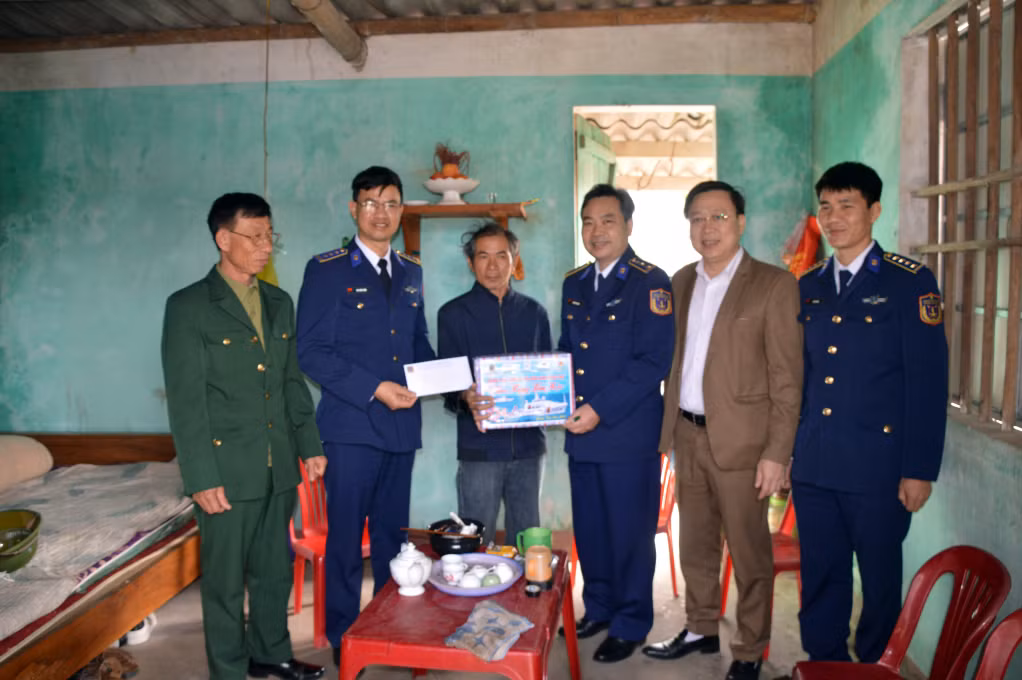 Đoàn công tác thăm, tặng quà gia đình ông Phạm Chí Thi ở thôn Nam Đồng, xã Đồng Tiến, huyện Cô Tô.