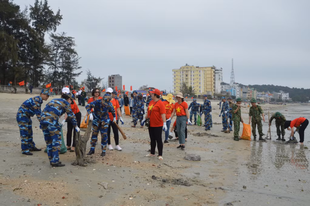 Các lực lượng tham gia làm sạch môi trường biển Cô Tô.